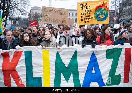 03.03.2023, Berlino, Germania, Europa - i manifestanti marciano attraverso il distretto di Mitte in un rally e sciopero globale sul clima organizzato dal venerdì per il futuro. Foto Stock