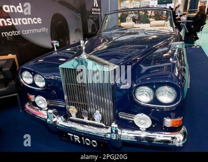A Blue, 1966, Rolls Royce Silver Cloud III, in mostra al London Classic Car Show 2023 Foto Stock