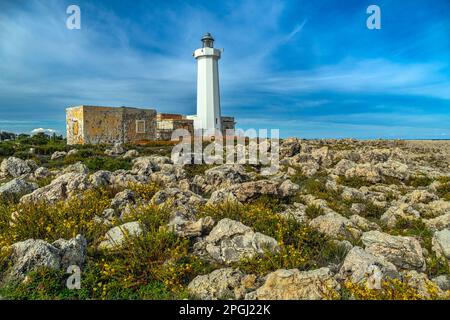 Le rocce e l'antico faro della Riserva Naturale del Plemmirio.Siracusa, Sicilia, Italia Foto Stock