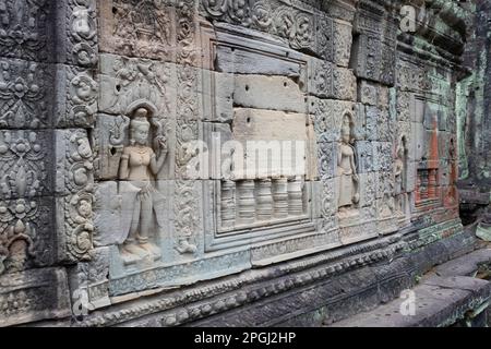 Cambogia: Cambogia: Devata (divinità femminile) adornano le mura di Preah Khan (Tempio della Sacra spada). Preah Khan è stato costruito nel tardo 12th ° secolo (1191) da Jayavarman VII e si trova appena a nord di Angkor Thom. Il tempio fu costruito sul luogo della vittoria di Jayavarman VII sui Chams invasori nel 1191. Era il centro di una grande organizzazione, con quasi 100.000 funzionari e funzionari. In un tempo era un'università buddista. La divinità primaria del tempio è la boddhisatva Avalokiteshvara, nella forma del padre di Jayavarman. Foto Stock