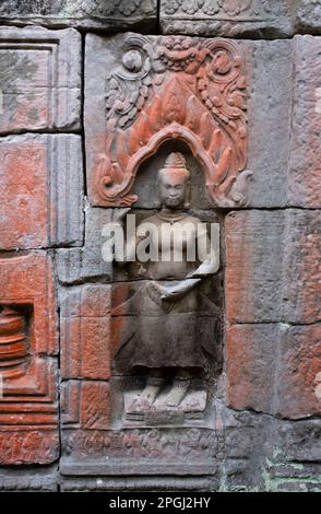 Cambogia: Devata (divinità femminile), Preah Khan (Tempio della Sacra spada). Preah Khan è stato costruito nel tardo 12th ° secolo (1191) da Jayavarman VII e si trova appena a nord di Angkor Thom. Il tempio fu costruito sul luogo della vittoria di Jayavarman VII sui Chams invasori nel 1191. Era il centro di una grande organizzazione, con quasi 100.000 funzionari e funzionari. In un tempo era un'università buddista. La divinità primaria del tempio è la boddhisatva Avalokiteshvara, nella forma del padre di Jayavarman. Foto Stock