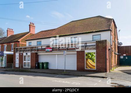 Un minimarket McColl's chiuso nel villaggio Norfolk di Heacham, ora in vendita al dettaglio con magazzino. Foto Stock