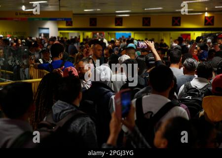 SP - Sao Paulo - 03/23/2023 - SAO PAULO, SCIOPERO DELLA METROPOLITANA - movimento sulla linea gialla 4, una linea operata da Via Quatro, che è stato sovraccaricato a causa dello sciopero della metropolitana a Sao Paulo che ha iniziato alle 00:00 di questa mattina Giovedi (23). Tra le richieste della categoria figurano l'apertura di una gara d'appalto pubblica per l'assunzione di emergenza, la fine dell'outsourcing e il pagamento dell'indennità in cambio del RPP (profit sharing) che, secondo il sindacato, non è stato trasferito ai lavoratori negli ultimi 2 anni. Tutte le linee gestite dalla metropolitana sono state interessate, linee 1 blu, 2 verde, 3 rosso e 15 argento della monorotaia. Foto: Suam Foto Stock