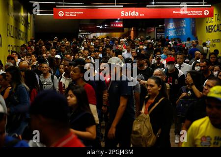 SP - Sao Paulo - 03/23/2023 - SAO PAULO, SCIOPERO DELLA METROPOLITANA - movimento alla stazione Luz, una delle stazioni colpite dallo sciopero della metropolitana a Sao Paulo che ha iniziato alle 00:00 questo Giovedi (23). La stazione supporta la linea blu 1, una linea che fa parte della metropolitana. Tra le richieste della categoria figurano l'apertura di una gara d'appalto pubblica per l'assunzione di emergenza, la fine dell'outsourcing e il pagamento dell'indennità in cambio del RPP (profit sharing) che, secondo il sindacato, non è stato trasferito ai lavoratori negli ultimi 2 anni. Tutte le linee gestite dalla metropolitana sono state interessate, linee 1 blu, 2 verde, 3 rosso e. Foto Stock
