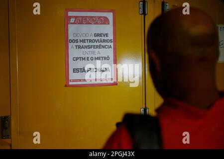 SP - Sao Paulo - 03/23/2023 - SAO PAULO, SCIOPERO DELLA METROPOLITANA - chiuso l'accesso al trasferimento della linea blu 1 della metropolitana a causa dello sciopero della metropolitana a Sao Paulo che ha iniziato alle 00:00 questo Giovedi (23 tra le richieste della categoria figurano l'apertura di una gara d'appalto pubblica per le assunzioni di emergenza, la fine dell'outsourcing e il pagamento di bonus in cambio di PLR (profit sharing) che, secondo il sindacato, non è stato trasferito ai lavoratori negli ultimi 2 anni. Le linee gestite dalla metropolitana sono state interessate, linee 1 blu, 2 verde, 3 rosso e 15 argento della monorotaia Foto: Suamy Beydoun/AGIF/Sipa USA Foto Stock