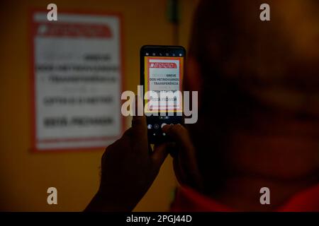 SP - Sao Paulo - 03/23/2023 - SAO PAULO, SCIOPERO IN METROPOLITANA - accesso chiuso al trasferimento della linea blu 1 della metropolitana a causa dello sciopero dei lavoratori della metropolitana a Sao Paulo che ha iniziato alle 00:00 questo Giovedi (23 .tra le richieste della categoria figurano l'apertura di una gara d'appalto pubblica per le assunzioni di emergenza, la fine dell'outsourcing e il pagamento del bonus in cambio del RPP (profit sharing) che, secondo l'Unione, non è stato trasferito ai lavoratori negli ultimi 2 anni. Le linee gestite dalla metropolitana sono state interessate, linee 1 blu, 2 verde, 3 rosso e 15 argento della monorotaia Foto: Suamy Beydoun/AGIF/ Foto Stock