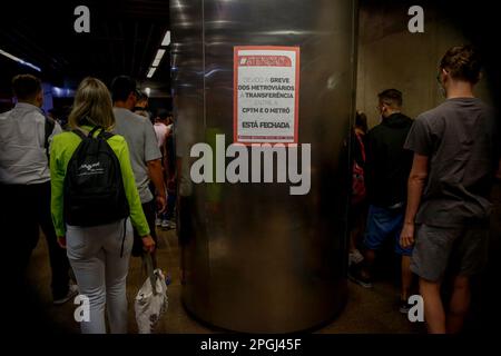 SP - Sao Paulo - 03/23/2023 - SAO PAULO, SCIOPERO DELLA METROPOLITANA - Avviso di sciopero della metropolitana a Sao Paulo Posted at Luz Station, che ha iniziato alle 00:00:00 il Giovedi (23). Della categoria sono l'apertura di un concorso pubblico per l'assunzione di emergenza, la fine dell'outsourcing e il pagamento dell'indennità in cambio del PLR (profit sharing) che, secondo il sindacato, non è stato trasferito ai lavoratori negli ultimi 2 anni. Tutte le linee gestite dalla metropolitana sono state interessate, linee 1 blu, 2 verde, 3 rosso e 15 argento della monorotaia. Foto: Suamy Beydoun/AGIF/Sipa USA Foto Stock