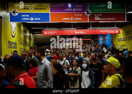 SP - Sao Paulo - 03/23/2023 - SAO PAULO, SCIOPERO DELLA METROPOLITANA - movimento alla stazione Luz, una delle stazioni colpite dallo sciopero della metropolitana a Sao Paulo che ha iniziato alle 00:00 questo Giovedi (23). La stazione supporta la linea blu 1, una linea che fa parte della metropolitana. Tra le richieste della categoria figurano l'apertura di una gara d'appalto pubblica per l'assunzione di emergenza, la fine dell'outsourcing e il pagamento dell'indennità in cambio del RPP (profit sharing) che, secondo il sindacato, non è stato trasferito ai lavoratori negli ultimi 2 anni. Tutte le linee gestite dalla metropolitana sono state interessate, linee 1 blu, 2 verde, 3 rosso e. Foto Stock