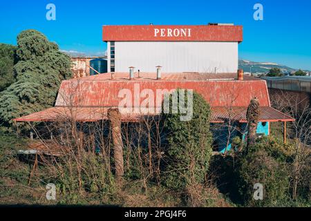 una fabbrica del marchio peroni abbandonata e non più in uso Foto Stock