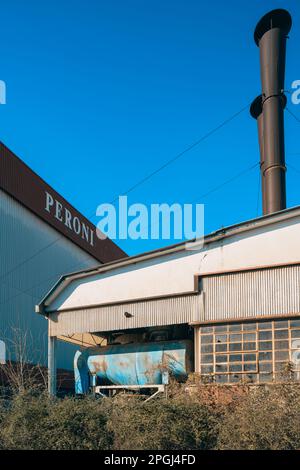 una fabbrica del marchio peroni abbandonata e non più in uso Foto Stock