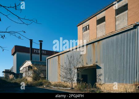 una fabbrica del marchio peroni abbandonata e non più in uso Foto Stock