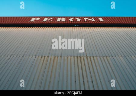 una fabbrica del marchio peroni abbandonata e non più in uso Foto Stock