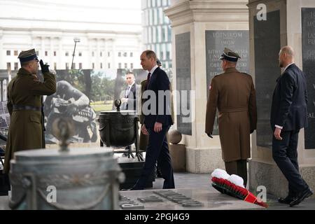 Il Principe di Galles dopo aver deposto una corona alla Tomba del Milite Ignoto, un monumento dedicato ai soldati polacchi che hanno perso la vita in conflitto, durante la sua visita a Varsavia, in Polonia. Data immagine: Mercoledì 22 marzo 2023. Foto Stock