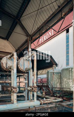 una fabbrica del marchio peroni abbandonata e non più in uso Foto Stock