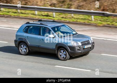 Blue Hyundai Santa FE CDX CRTD; Silver Diesel SUV; viaggiando sull'autostrada M6 UK Foto Stock