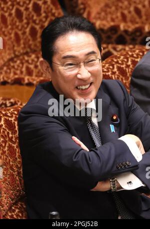 Tokyo, Giappone. 23rd Mar, 2023. Il primo ministro giapponese Fumio Kishida sorride al suo arrivo alla sessione del comitato di bilancio della Camera superiore alla dieta nazionale di Tokyo giovedì 23 marzo 2023. Kishida è tornato dall'Ucraina la mattina presto dopo l'incontro con il presidente ucraino Volodymyr Zelensky. Credit: Yoshio Tsunoda/AFLO/Alamy Live News Foto Stock