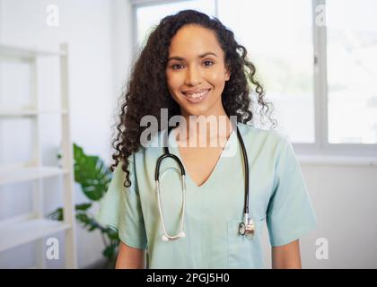 Ritratto di una giovane dottoressa multietnica, in ufficio moderno Foto Stock