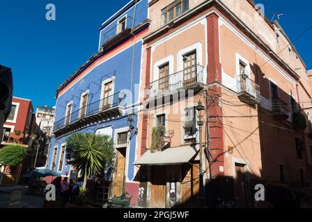 Guanajuato, Guanajuato, Messico, Una facciata di architettura coloniale colorata del centro storico di Guanajuato Foto Stock