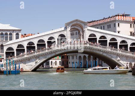 Il Ponte di Rialto, il più antico dei quattro ponti che attraversano il Canal grande a Venezia, in Italia, è un'importante attrazione turistica della città. Foto Stock
