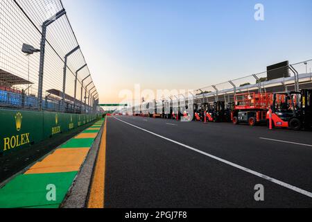 Albert Park, Melbourne. Giovedì, 23 marzo, 2023.Forklifts linea il rettilineo finale al circuito di strada di Albert Park Formula 1 Grand Prix durante i preparativi in pista in vista dell'evento della prossima settimana. Credit: Corleve/Alamy Live News Foto Stock