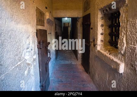 Le antiche prigioni situate all'interno del Palazzo Ducale, Venezia, Italia. Ai prigionieri fu permesso di camminare lungo il corridoio durante la loro ora ‘fuori’. Foto Stock