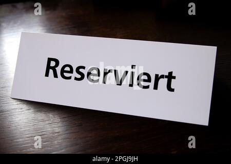 firma reclettering reserviert, prenotato su un tavolo Foto Stock