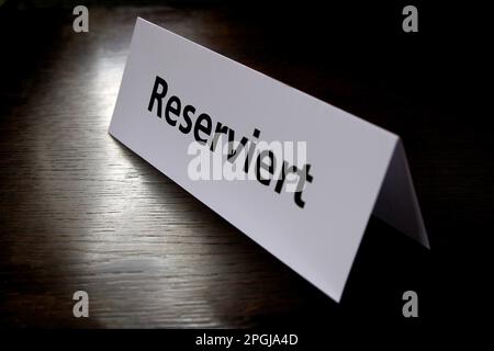 firma reclettering reserviert, prenotato su un tavolo Foto Stock