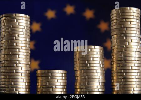 Pila di contro da 20 cent con bandiera Euro sullo sfondo Foto Stock