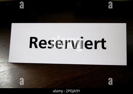 firma reclettering reserviert, prenotato su un tavolo Foto Stock