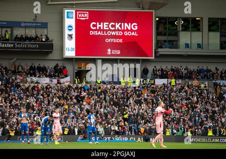 VAR regola un gol fuori-side durante la partita di Brighton e Hove Albion / Grimsby Town Emirates fa Cup Quarter Final al American Express Community Stadium, Brighton 19th marzo 2023 Foto Stock