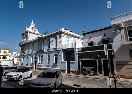 Street Scene a Faro Potugal compreso il Palacete Belmarco Palace Foto Stock