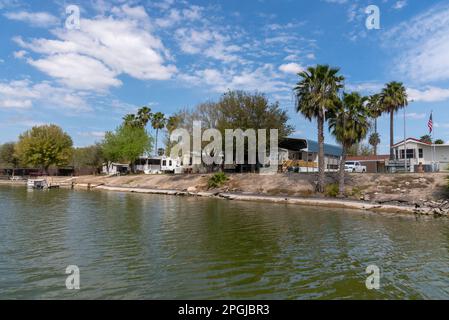 Chimney Park RV Resort sul fiume Rio Grande a Mission, Texas, sul confine con gli Stati Uniti messicani, guardando attraverso il fiume su terra. Foto Stock