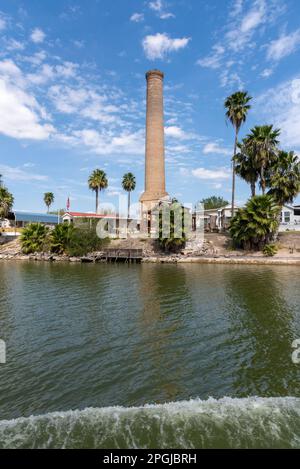 Chimney Park RV Resort sul fiume Rio Grande a Mission, Texas, sul confine con gli Stati Uniti messicani, guardando attraverso il fiume su terra. Foto Stock