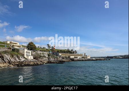 Plymouth Hoe da Plymouth Sound, TInside Lido e le strutture per il nuoto, oltre al ristorante Ocean View, alla Smeaton's Tower e al monumento commemorativo alla guerra sono inclusi. S Foto Stock