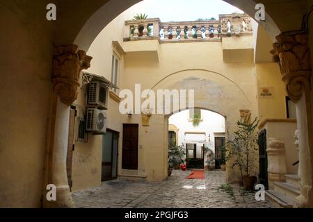 Bellissimo cortile nel centro storico di Gallipoli Foto Stock