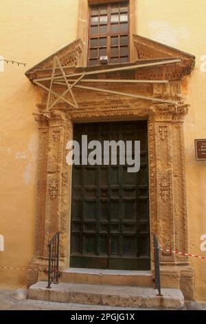 Gallipoli, Italia. Portale della chiesa cattolica della Confraternita di San Giuseppe e della buona morte. Foto Stock