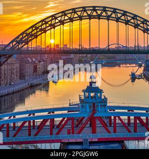 La banchina di Newcastle e i ponti all'alba in estate si riflettono nel fiume tyne visto dal ponte di alto livello che guarda verso est, newcastle upon tyne Foto Stock