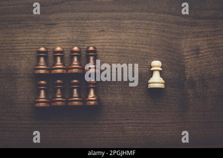 concetto di unicità degli scacchi sullo sfondo di legno Foto Stock