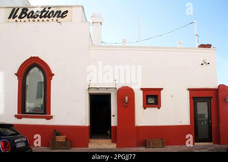 Gallipoli, Italia. Facciata di un ristorante nel centro storico. Foto Stock