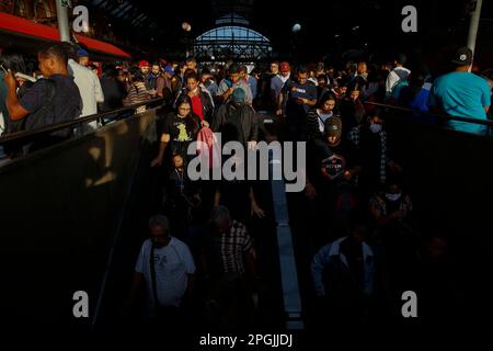 SP - Sao Paulo - 03/23/2023 - SAO PAULO, SCIOPERO DELLA METROPOLITANA - movimento alla stazione Luz, una delle linee colpite dallo sciopero della metropolitana a Sao Paulo, che comprende anche CPTM e linea gialla 4. Lo sciopero che è iniziato alle 00:00 questo Giovedi (23). Tra le richieste della categoria figurano l'apertura di una gara d'appalto pubblica per l'assunzione di emergenza, la fine dell'outsourcing e il pagamento dell'indennità in cambio del RPP (profit sharing) che, secondo il sindacato, non è stato trasferito ai lavoratori negli ultimi 2 anni. Tutte le linee gestite dalla metropolitana sono state interessate, linee 1 blu, 2 verde, 3 rosso e 15 argento del mon Foto Stock