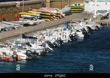 Piccolo porticciolo nel centro storico di Gallipoli Foto Stock