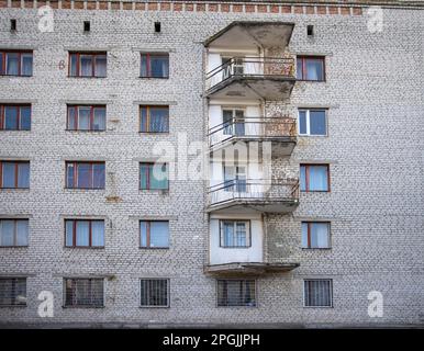 Case strane zona povera dove vivono poveri. Distruzione di vecchie case, terremoti, crisi economica, case abbandonate. Vivere in h rotto, inabitabile Foto Stock