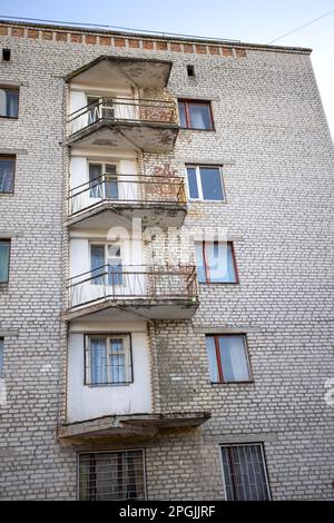 Case strane zona povera dove vivono poveri. Distruzione di vecchie case, terremoti, crisi economica, case abbandonate. Vivere in h rotto, inabitabile Foto Stock