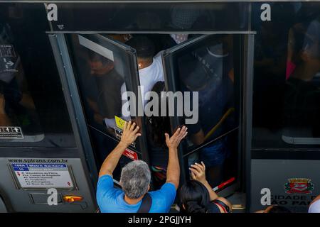 SP - Sao Paulo - 03/23/2023 - SAO PAULO, SCIOPERO DELLA METROPOLITANA - fermate di autobus affollate di fronte alla stazione Luz a causa dello sciopero della metropolitana a Sao Paulo che ha iniziato alle 00:00 questo Giovedi (23 ). Tra le richieste della categoria figurano l'apertura di una gara d'appalto pubblica per l'assunzione di emergenza, la fine dell'outsourcing e il pagamento dell'indennità in cambio del RPP (profit sharing) che, secondo il sindacato, non è stato trasferito ai lavoratori negli ultimi 2 anni. Tutte le linee gestite dalla metropolitana sono state interessate, linee 1 blu, 2 verde, 3 rosso e 15 argento della monorotaia. Foto: Suamy Beydoun/AGIF/Sipa USA Foto Stock