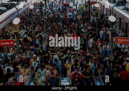 SP - Sao Paulo - 03/23/2023 - SAO PAULO, SCIOPERO DELLA METROPOLITANA - movimento alla stazione Luz, una delle linee colpite dallo sciopero della metropolitana a Sao Paulo, che comprende anche CPTM e linea gialla 4. Lo sciopero che è iniziato alle 00:00 questo Giovedi (23). Tra le richieste della categoria figurano l'apertura di una gara d'appalto pubblica per l'assunzione di emergenza, la fine dell'outsourcing e il pagamento dell'indennità in cambio del RPP (profit sharing) che, secondo il sindacato, non è stato trasferito ai lavoratori negli ultimi 2 anni. Tutte le linee gestite dalla metropolitana sono state interessate, linee 1 blu, 2 verde, 3 rosso e 15 argento del mon Foto Stock