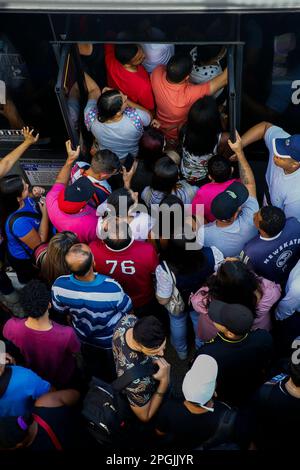 SP - Sao Paulo - 03/23/2023 - SAO PAULO, SCIOPERO DELLA METROPOLITANA - fermate di autobus affollate di fronte alla stazione Luz a causa dello sciopero della metropolitana a Sao Paulo che ha iniziato alle 00:00 questo Giovedi (23 ). Tra le richieste della categoria figurano l'apertura di una gara d'appalto pubblica per l'assunzione di emergenza, la fine dell'outsourcing e il pagamento dell'indennità in cambio del RPP (profit sharing) che, secondo il sindacato, non è stato trasferito ai lavoratori negli ultimi 2 anni. Tutte le linee gestite dalla metropolitana sono state interessate, linee 1 blu, 2 verde, 3 rosso e 15 argento della monorotaia. Foto: Suamy Beydoun/AGIF/Sipa USA Foto Stock