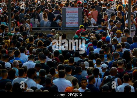 SP - Sao Paulo - 03/23/2023 - SAO PAULO, SCIOPERO DELLA METROPOLITANA - movimento alla stazione Luz, una delle linee colpite dallo sciopero della metropolitana a Sao Paulo, che comprende anche CPTM e linea gialla 4. Lo sciopero che è iniziato alle 00:00 questo Giovedi (23). Tra le richieste della categoria figurano l'apertura di una gara d'appalto pubblica per l'assunzione di emergenza, la fine dell'outsourcing e il pagamento dell'indennità in cambio del RPP (profit sharing) che, secondo il sindacato, non è stato trasferito ai lavoratori negli ultimi 2 anni. Tutte le linee gestite dalla metropolitana sono state interessate, linee 1 blu, 2 verde, 3 rosso e 15 argento del mon Foto Stock