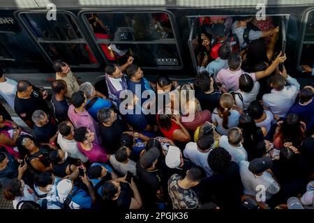 SP - Sao Paulo - 03/23/2023 - SAO PAULO, SCIOPERO DELLA METROPOLITANA - fermate di autobus affollate di fronte alla stazione Luz a causa dello sciopero della metropolitana a Sao Paulo che ha iniziato alle 00:00 questo Giovedi (23 ). Tra le richieste della categoria figurano l'apertura di una gara d'appalto pubblica per l'assunzione di emergenza, la fine dell'outsourcing e il pagamento dell'indennità in cambio del RPP (profit sharing) che, secondo il sindacato, non è stato trasferito ai lavoratori negli ultimi 2 anni. Tutte le linee gestite dalla metropolitana sono state interessate, linee 1 blu, 2 verde, 3 rosso e 15 argento della monorotaia. Foto: Suamy Beydoun/AGIF/Sipa USA Foto Stock