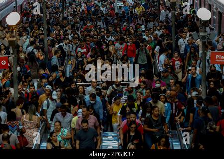 SP - Sao Paulo - 03/23/2023 - SAO PAULO, SCIOPERO DELLA METROPOLITANA - movimento alla stazione Luz, una delle linee colpite dallo sciopero della metropolitana a Sao Paulo, che comprende anche CPTM e linea gialla 4. Lo sciopero che è iniziato alle 00:00 questo Giovedi (23). Tra le richieste della categoria figurano l'apertura di una gara d'appalto pubblica per l'assunzione di emergenza, la fine dell'outsourcing e il pagamento dell'indennità in cambio del RPP (profit sharing) che, secondo il sindacato, non è stato trasferito ai lavoratori negli ultimi 2 anni. Tutte le linee gestite dalla metropolitana sono state interessate, linee 1 blu, 2 verde, 3 rosso e 15 argento del mon Foto Stock