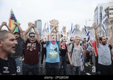 Tel Aviv, Israele. 23rd Mar, 2023. I dimostranti israeliani partecipano a una protesta contro il governo a Tel Aviv. Credit: Ilia Yefimovich/dpa/Alamy Live News Foto Stock